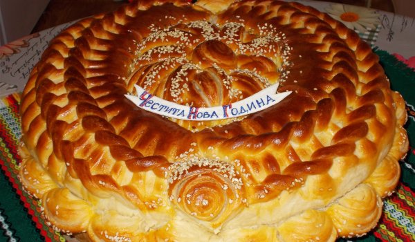 Новогодишна плетена питка с надпис