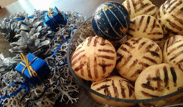 Новогодишни маслени сладки с какаова украса