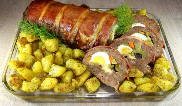 Новогодишно месно руло с вкусна гарнитура