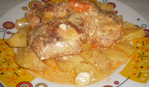 Обезкостен свински джолан с картофки и топено сирене