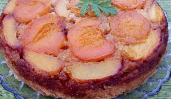 Обърнат сладкиш с праскови, кайсии и орехи