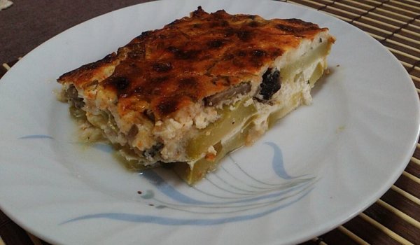 Огретен с тиквички и гъби