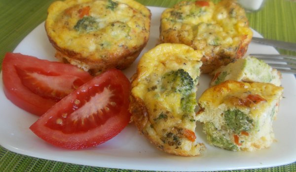 Омлет с броколи във форма за мъфини