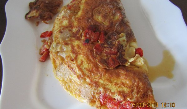 Омлет с червени чушки и сланина
