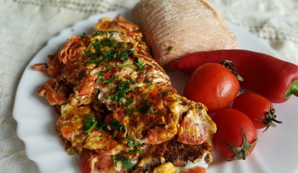 Омлет с червени пиперки и домати