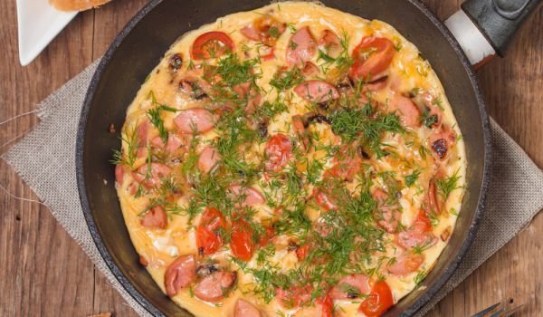 Омлет с кренвирши и кисело мляко