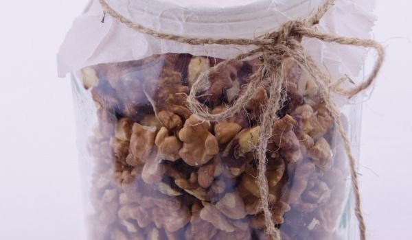 Орехови ядки в буркани