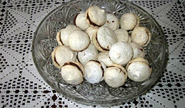 Орехови целувки с шоколад