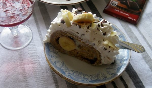 Орехово руло с банани, крем и шоколад