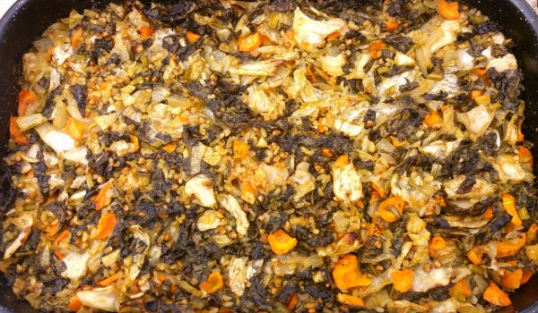 Ориз и елда на фурна с кисело зеле и лопуш