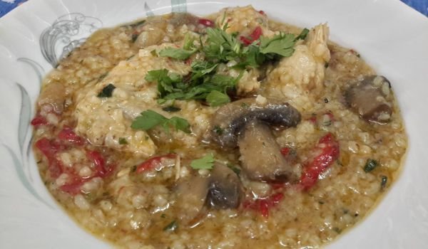 Ориз с гъби и пилешки крилца