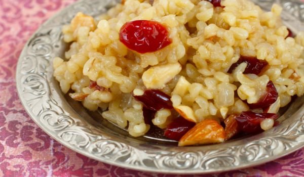 Ориз с гъби и сушени боровинки