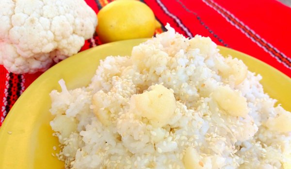 Ориз с карфиол и сусам