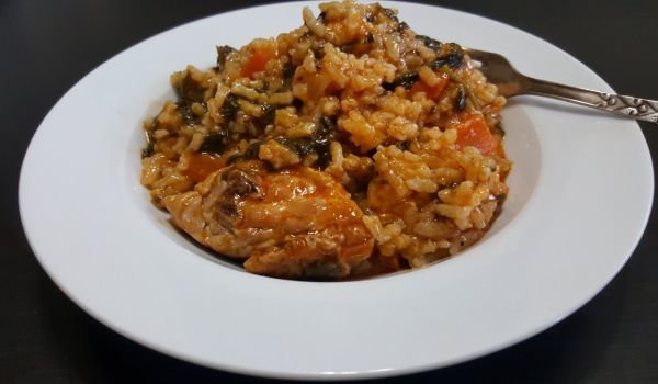 Ориз с крилца и домати