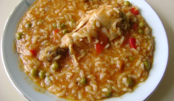Ориз с пилешки бутчета и чушки