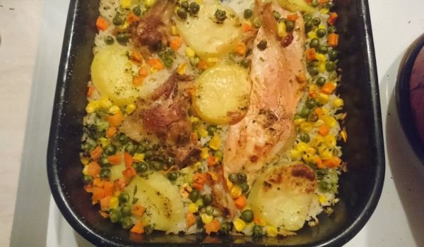Ориз с пилешко, зеленчуци и картофки