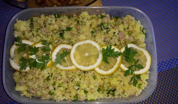 Ориз с риба тон, зелен лук и маслини