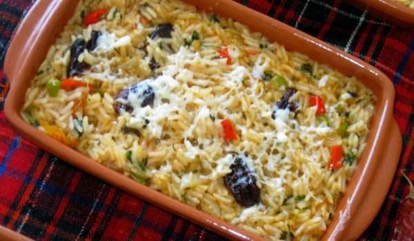 Ориз със сушени сливи в гювече