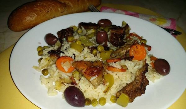 Ориз със свинско, грах и маслини