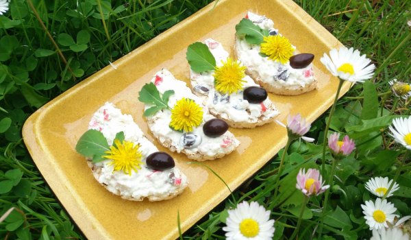 Оризови антипасти с рукола, ролца от раци и маслини