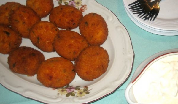Оризови кюфтета с рулца от раци и сос Тартар