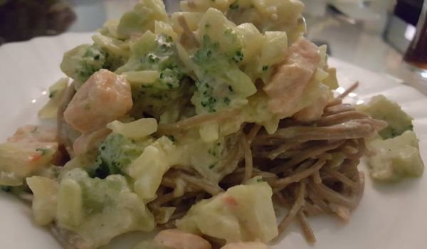 Оризови спагети със сьомга, броколи и сметана