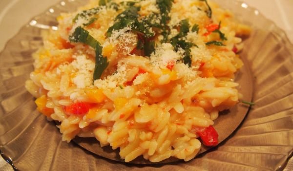 Орзо с моркови, пиперки и домати