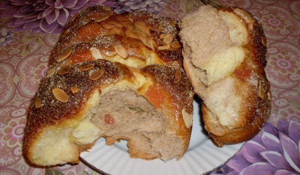 Оцветен козунак със стафиди