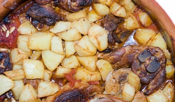 Овче месо с картофи в гювеч