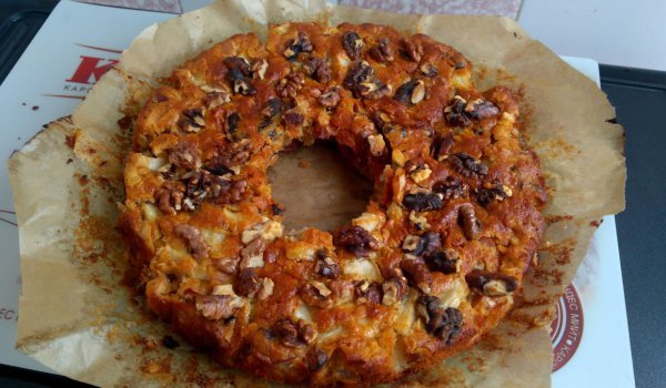 Овесен сладкиш с ябълки, фурми и орехи