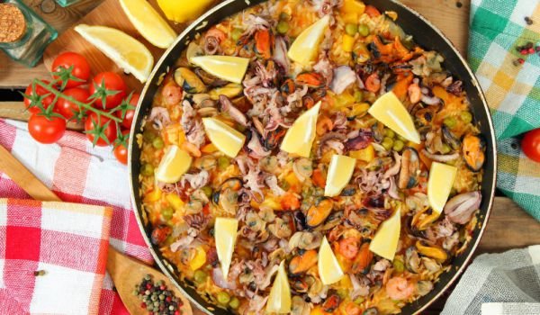 Паеля от морски дарове със сос айоли