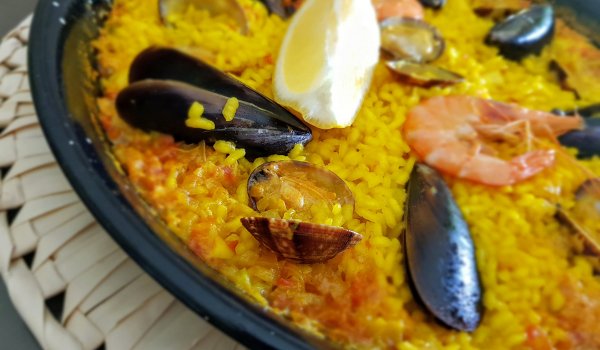 Паеля Валенсиана с морски дарове