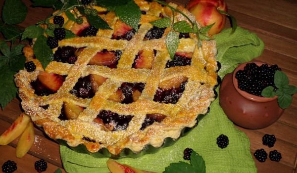 Пай с къпини и нектарини