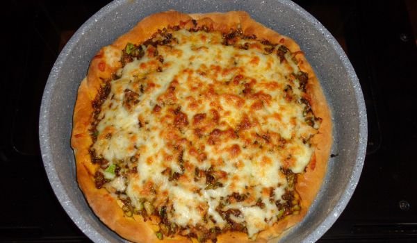 Пай с тиквички и млечен чеснов сос