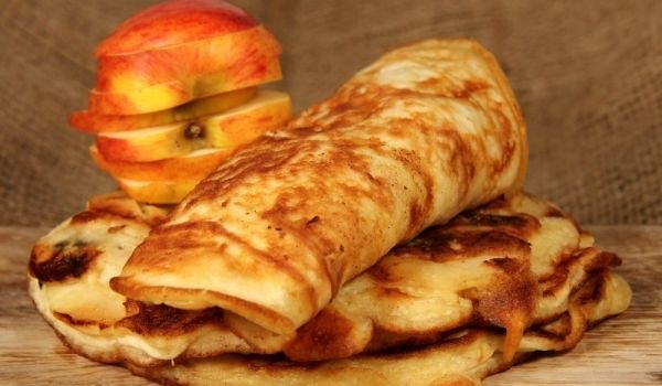 Палачинки с ябълки, стафиди и сушени кайсии