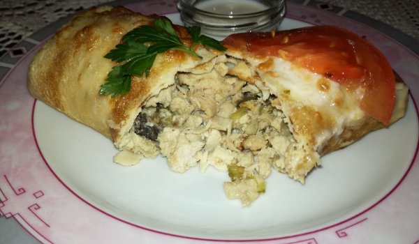 Палачинки с пилешко месо, гъби и кашкавал