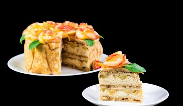 Палачинков сладкиш с ябълки