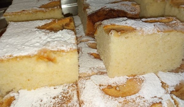 Пандишпанов ябълков сладкиш