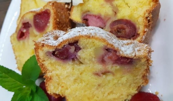 Пандишпанов сладкиш с ягоди, череши и масло