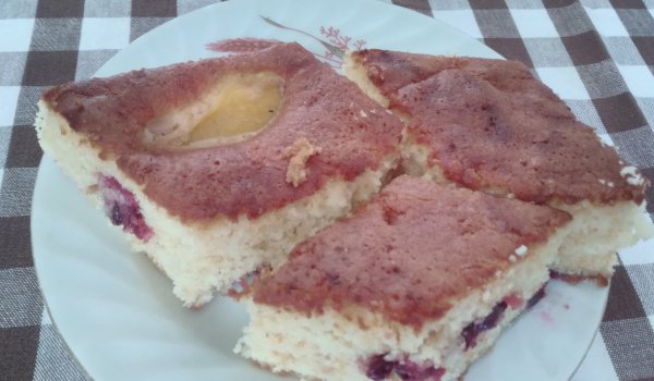 Пандишпанов сладкиш с озахарени нектарини и череши