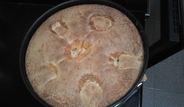 Пандишпанов сладкиш с цели ябълки