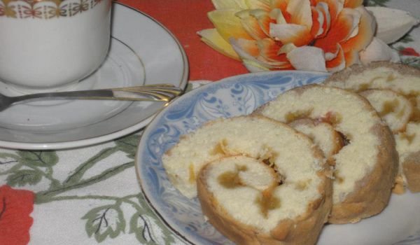 Пандишпаново руло с ябълки