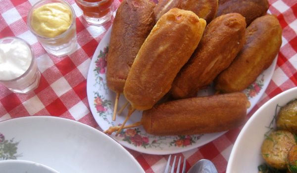 Паниран кренвирш на клечка