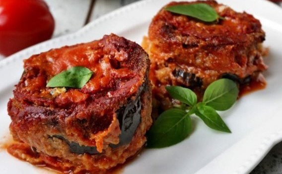 Паниран патладжан с моцарела и доматен сос