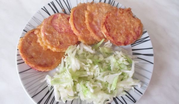 Паниран салам с гарнитура от зеле