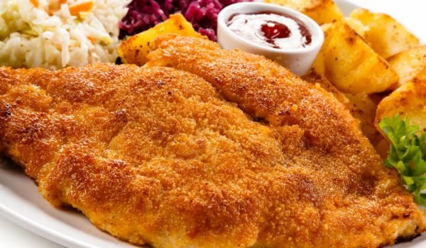 Паниран шницел с гарнитура