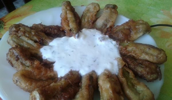 Панирана бамя с млечен сос