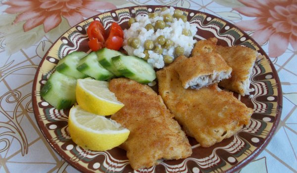 Панирана херинга с ориз и грах