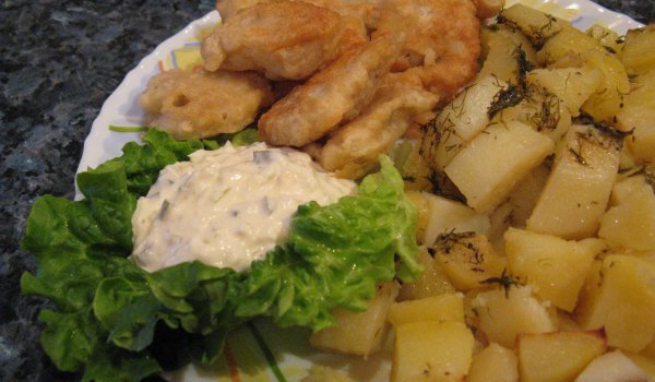 Панирана риба със сос Tартар и задушени картофки