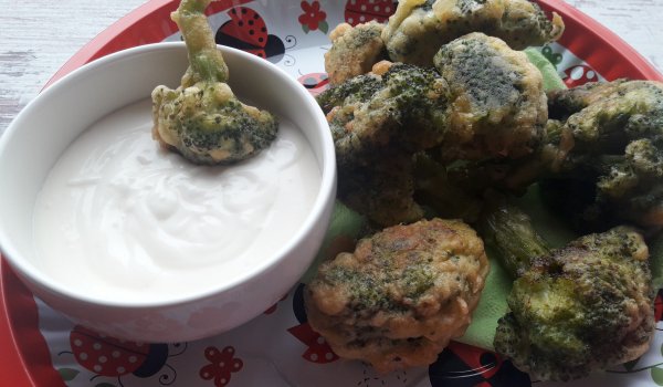 Панирани броколи с млечен сос